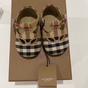 Burberry infant shoes
